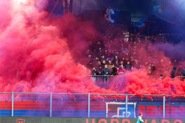 Fussball: Liechtenstein: Brack Super League 2026 2027 - 10. Spieltag, 11.10.2026, 16:30 Uhr - FC Vaduz vs. FC Basel 1893 - Rheinpark Stadion (Vaduz, Liechtenstein); Farbige Rauchpetarden der Basler Vaduz Rheinparkstadion Vaduz Liechtenstein Copyright: xAmiirxAmedjouax