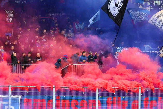 Fussball: Liechtenstein: Brack Super League 2026 2027 - 10. Spieltag, 11.10.2026, 16:30 Uhr - FC Vaduz vs. FC Basel 1893 - Rheinpark Stadion (Vaduz, Liechtenstein); Farbige Rauchpetarden der Basler Vaduz Rheinparkstadion Vaduz Liechtenstein Copyright: xAmiirxAmedjouax