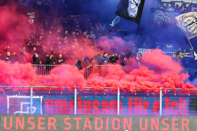 Fussball: Liechtenstein: Brack Super League 2026 2027 - 10. Spieltag, 11.10.2026, 16:30 Uhr - FC Vaduz vs. FC Basel 1893 - Rheinpark Stadion (Vaduz, Liechtenstein); Farbige Rauchpetarden der Basler Vaduz Rheinparkstadion Vaduz Liechtenstein Copyright: xAmiirxAmedjouax