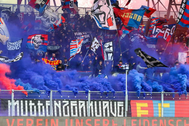 Fussball: Liechtenstein: Brack Super League 2026 2027 - 10. Spieltag, 11.10.2026, 16:30 Uhr - FC Vaduz vs. FC Basel 1893 - Rheinpark Stadion (Vaduz, Liechtenstein); Farbige Rauchpetarden der Basler Vaduz Rheinparkstadion Vaduz Liechtenstein Copyright: xAmiirxAmedjouax