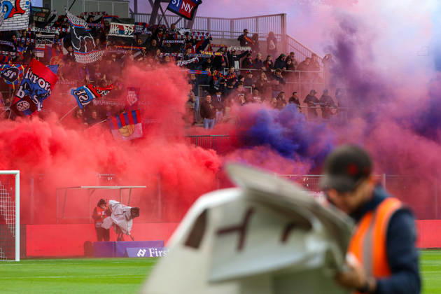 Fussball: Liechtenstein: Brack Super League 2026 2027 - 10. Spieltag, 11.10.2026, 16:30 Uhr - FC Vaduz vs. FC Basel 1893 - Rheinpark Stadion (Vaduz, Liechtenstein); Farbige Rauchpetarden der Basler Vaduz Rheinparkstadion Vaduz Liechtenstein Copyright: xAmiirxAmedjouax