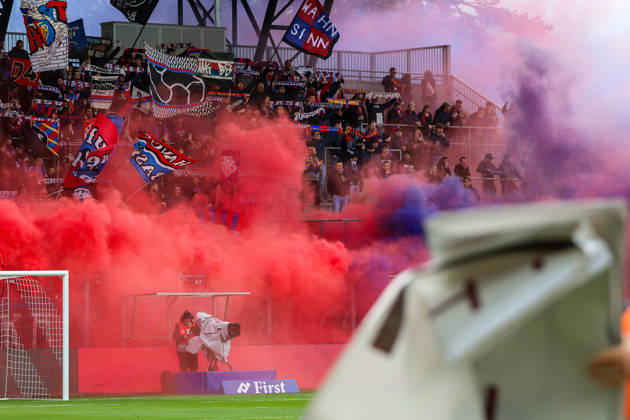 Fussball: Liechtenstein: Brack Super League 2026 2027 - 10. Spieltag, 11.10.2026, 16:30 Uhr - FC Vaduz vs. FC Basel 1893 - Rheinpark Stadion (Vaduz, Liechtenstein); Farbige Rauchpetarden der Basler Vaduz Rheinparkstadion Vaduz Liechtenstein Copyright: xAmiirxAmedjouax