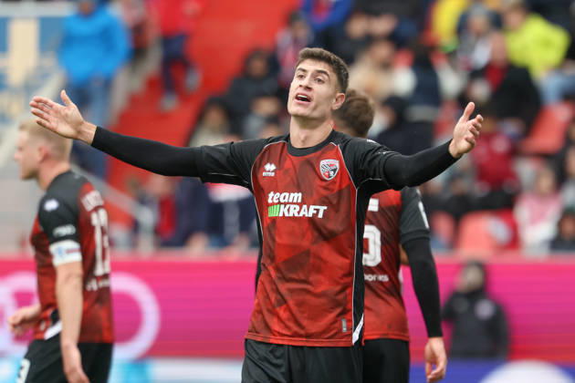 Ingolstadt, Deutschland 11. Oktober 2026: 3. Liga - 2026 2027 - 8. Spieltag - FC Ingolstadt 04 gegen SV Wehen Wiesbaden Im Bild: Georgios Antzooulas (FCI) unzufrieden auf dem Spielfeld. DFB DFL regulations prohibit any use of photographs as image sequences and or quasi-video Copyright: xFotostandx xSchäferx