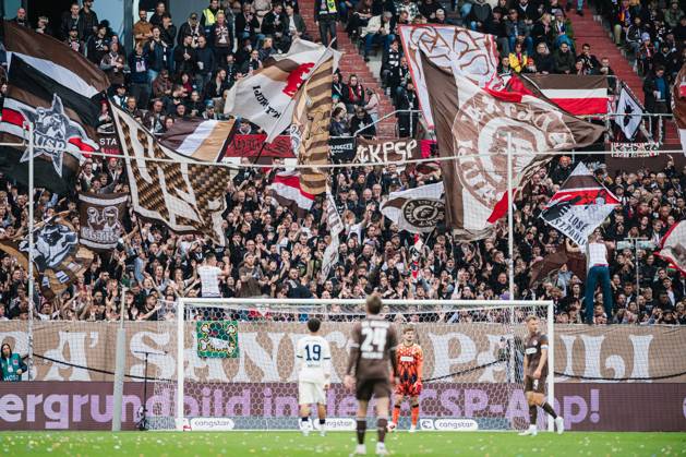 2. Bundesliga: FC St. Pauli vs. Karlsruher SC, 11.10.2026 Ultras St. Pauli während des Spiels, Fahnen; Fußball, 2. Bundesliga, 7. Spieltag: FC St. Pauli vs. Karlsruher SC am 11.10.2026 im Millerntor-Stadion, Hamburg DFL REGULATIONS PROHIBIT ANY USE OF PHOTOGRAPHS AS IMAGE SEQUENCES AND OR QUASI-VIDEO. Copyright: xBEAUTIFULxSPORTS Tonhäuserx