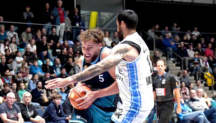 11.10.2026, xokbx, Basketball easyCredit BBL Bundesliga, Frankfurt Skyliners - Veolia Towers Hamburg v.l. Race Thompson (Fraport Skyliners Frankfurt), Martin Breunig (Veolia Towers Hamburg), Zweikampf, Duell Frankfurt am Main