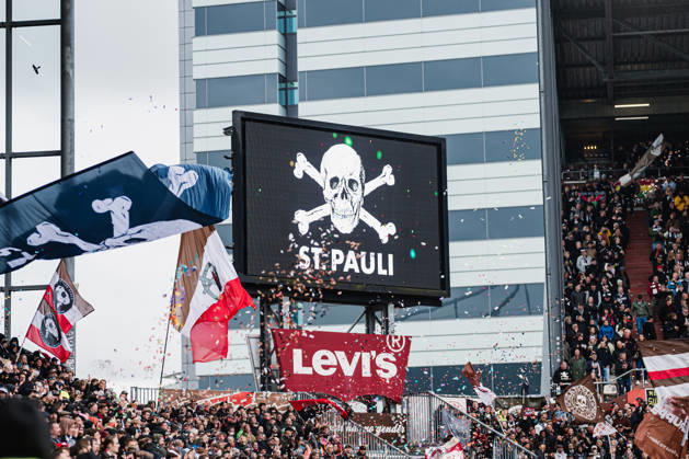 2. Bundesliga: FC St. Pauli vs. Karlsruher SC, 11.10.2026 Totenkopf auf der Anzeige; Fußball, 2. Bundesliga, 7. Spieltag: FC St. Pauli vs. Karlsruher SC am 11.10.2026 im Millerntor-Stadion, Hamburg DFL REGULATIONS PROHIBIT ANY USE OF PHOTOGRAPHS AS IMAGE SEQUENCES AND OR QUASI-VIDEO. Copyright: xBEAUTIFULxSPORTS Tonhäuserx