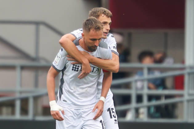 Ingolstadt, Deutschland 11. Oktober 2026: 3. Liga - 2026 2027 - 8. Spieltag - FC Ingolstadt 04 gegen SV Wehen Wiesbaden Im Bild: v.li. Torschütze Florian Hübner Huebner (SVWW) jubelt nach seinem Tor zum 0:1 mit Justin Janitzek (SVWW) DFB DFL regulations prohibit any use of photographs as image sequences and or quasi-video Copyright: xFotostandx xSchäferx