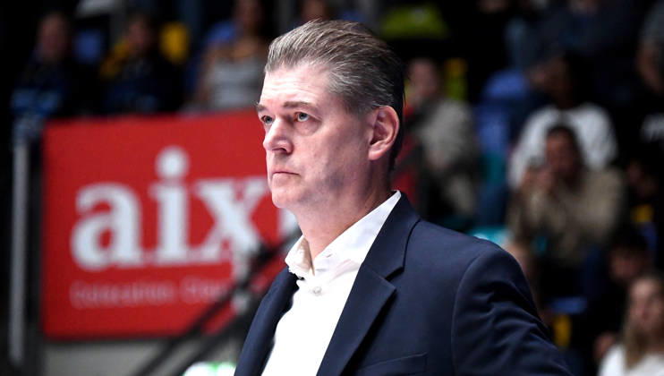 11.10.2026, xokbx, Basketball easyCredit BBL Bundesliga, Frankfurt Skyliners - Veolia Towers Hamburg v.l. Trainer Klaus Perwas (Head Coach, Fraport Skyliners Frankfurt), Mimik, Gestik, Emotion, schaut nach oben, ernst Frankfurt am Main