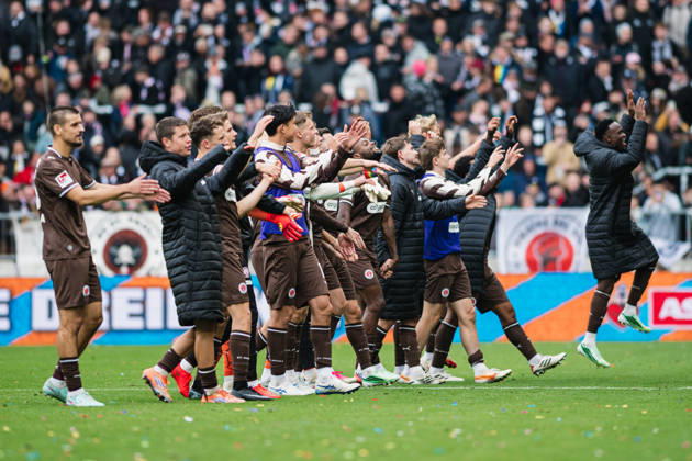 2. Bundesliga: FC St. Pauli vs. Karlsruher SC, 11.10.2026 Die Mannschaft von St. Pauli feiert zu den Fans; Fußball, 2. Bundesliga, 7. Spieltag: FC St. Pauli vs. Karlsruher SC am 11.10.2026 im Millerntor-Stadion, Hamburg DFL REGULATIONS PROHIBIT ANY USE OF PHOTOGRAPHS AS IMAGE SEQUENCES AND OR QUASI-VIDEO. Copyright: xBEAUTIFULxSPORTS Tonhäuserx