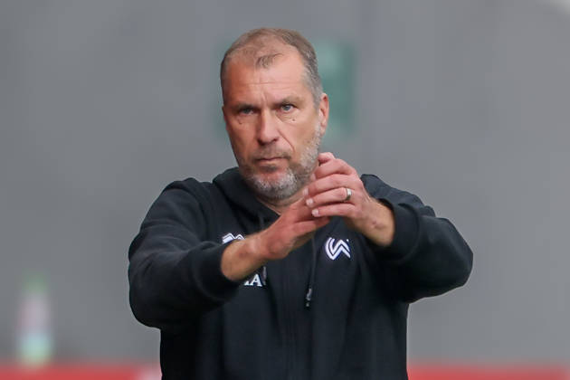 Ingolstadt, Deutschland 11. Oktober 2026: 3. Liga - 2026 2027 - 8. Spieltag - FC Ingolstadt 04 gegen SV Wehen Wiesbaden Im Bild: Trainer Jochen Seitz (SVWW) gestikuliert auf dem Spielfeld. DFB DFL regulations prohibit any use of photographs as image sequences and or quasi-video Copyright: xFotostandx xSchäferx