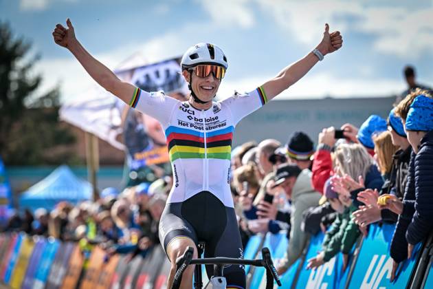 Netherlands Lucinda Brand celebrates as she crosses the finish line to win the women elite race of the Mosselcross cyclocross cycling event, on Sunday 11 October 2026, in Dendermonde, the first race (out of 7) of the HG Cross competition. DAVIDxPINTENS  x189460403x
