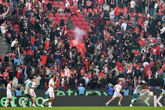 . Fans Moenchengladbach schiessen eine Leuchtrakete in Koelner Zuschauer waehrend des Spiels der 1. Bundesliga zwischen 1. FC Koeln und Borussia Moenchengladbach, RheinEnergieStadion am 11. October 2026 in Koeln, Deutschland. (Foto von Ralf Treese DeFodi Images) +++ . supporters use pyrotechnics during the Bundesliga match between 1. FC Koeln and Borussia Moenchengladbach at RheinEnergieStadion on October 11, 2026 in Cologne, Germany. (Photo by Ralf Treese DeFodi Images) DFB DFL REGULATIONS PROHIBIT ANY USE OF PHOTOGRAPHS AS IMAGE SEQUENCES AND OR QUASI-VIDEO. (Photo by Ralf Treese DeFodi Images) -