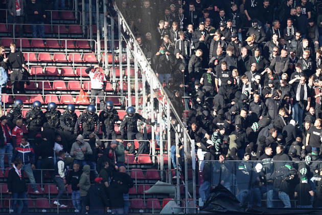 . Polzei muss Fans trennen waehrend des Spiels der 1. Bundesliga zwischen 1. FC Koeln und Borussia Moenchengladbach, RheinEnergieStadion am 11. October 2026 in Koeln, Deutschland. (Foto von Ralf Treese DeFodi Images) +++ . police is arriving during the Bundesliga match between 1. FC Koeln and Borussia Moenchengladbach at RheinEnergieStadion on October 11, 2026 in Cologne, Germany. (Photo by Ralf Treese DeFodi Images) DFB DFL REGULATIONS PROHIBIT ANY USE OF PHOTOGRAPHS AS IMAGE SEQUENCES AND OR QUASI-VIDEO. (Photo by Ralf Treese DeFodi Images) -