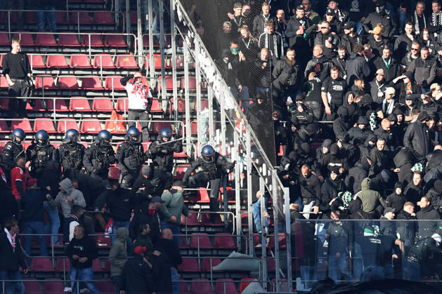 . Polzei muss Fans trennen waehrend des Spiels der 1. Bundesliga zwischen 1. FC Koeln und Borussia Moenchengladbach, RheinEnergieStadion am 11. October 2026 in Koeln, Deutschland. (Foto von Ralf Treese DeFodi Images) +++ . police arrives during the Bundesliga match between 1. FC Koeln and Borussia Moenchengladbach at RheinEnergieStadion on October 11, 2026 in Cologne, Germany. (Photo by Ralf Treese DeFodi Images) DFB DFL REGULATIONS PROHIBIT ANY USE OF PHOTOGRAPHS AS IMAGE SEQUENCES AND OR QUASI-VIDEO. (Photo by Ralf Treese DeFodi Images) -