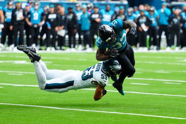 Zack Baun of Philadelphia Eagles with a touchdown saving tackle on Bhayshul Tuten of Jacksonville Jaguars just before half time Philadelphia Eagles v Jacksonville Jaguars, NFL, American Football Herren, USA American Football, Tottenham Hotspur Stadium, London, UK - 11 Oct 2026London Tottenham Hotspur Stadium United Kingdom  Copyright: xJavierxGarcia Shutterstockx 17210450ab