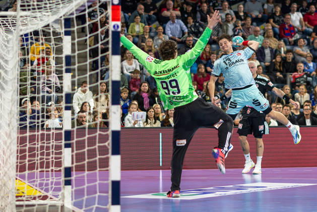 Wurf von Leon Stehl (MT Melsungen, 13) auf Tin Herceg (HC Erlangen, 99) GER, HC Erlangen vs. MT Melsungen, Handball, Opel Handball-Bundesliga, 8. Spieltag, Spielzeit 2026 2027, 11.10.2026 GER, HC Erlangen vs. MT Melsungen, Handball, Opel Handball-Bundesliga, 8. Spieltag, Spielzeit 2026 2027, 11.10.2026 Nuernberg Copyright: xEibner-Pressefoto ArdanxFuessmanx EP_AFN