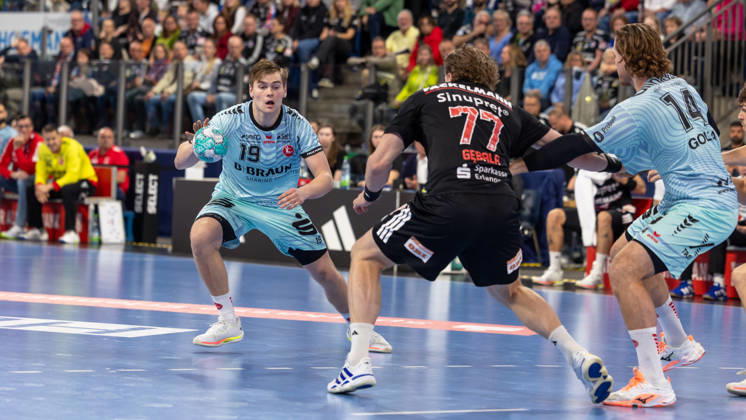 Reynir Thor Stefansson (MT Melsungen, 19) sucht Weg vorbei an Maciej Gebala (HC Erlangen, 77) GER, HC Erlangen vs. MT Melsungen, Handball, Opel Handball-Bundesliga, 8. Spieltag, Spielzeit 2026 2027, 11.10.2026 GER, HC Erlangen vs. MT Melsungen, Handball, Opel Handball-Bundesliga, 8. Spieltag, Spielzeit 2026 2027, 11.10.2026 Nuernberg Copyright: xEibner-Pressefoto ArdanxFuessmanx EP_AFN