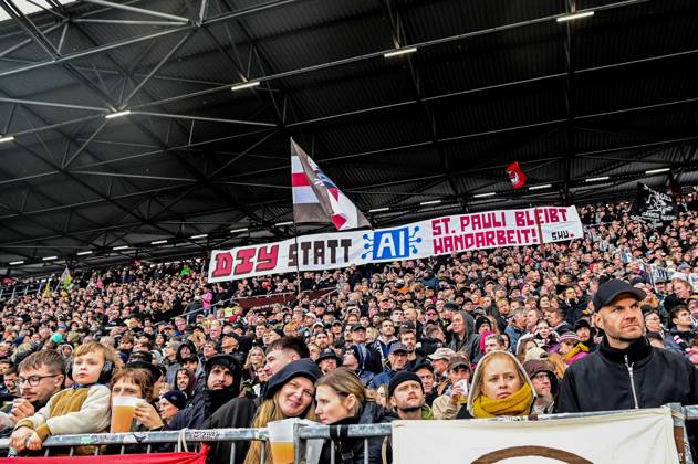St Pauli Fans auf der Gegengerade gegen Ai Ki Stadionhymne DIY statt Ai St Pauli bleibt Handarbeit Deutschland , Hamburg , Millerntorstadion , Fussball , 2. Bundesliga , FC St Pauli - Karlsruher SC