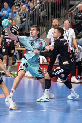 Reynir Thor Stefansson (MT Melsungen, 19) im Zweikampf mit Christoph Steinert (HC Erlangen, 44) GER, HC Erlangen vs. MT Melsungen, Handball, Opel Handball-Bundesliga, 8. Spieltag, Spielzeit 2026 2027, 11.10.2026 GER, HC Erlangen vs. MT Melsungen, Handball, Opel Handball-Bundesliga, 8. Spieltag, Spielzeit 2026 2027, 11.10.2026 Nuernberg Copyright: xEibner-Pressefoto ArdanxFuessmanx EP_AFN