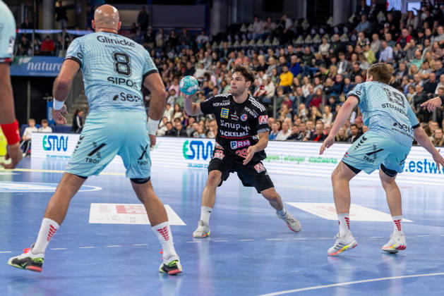 Tobias Buck (HC Erlangen, 39) , Adrian Sipos (MT Melsungen, 08), Reynir Thor Stefansson (MT Melsungen, 19) GER, HC Erlangen vs. MT Melsungen, Handball, Opel Handball-Bundesliga, 8. Spieltag, Spielzeit 2026 2027, 11.10.2026 GER, HC Erlangen vs. MT Melsungen, Handball, Opel Handball-Bundesliga, 8. Spieltag, Spielzeit 2026 2027, 11.10.2026 Nuernberg Copyright: xEibner-Pressefoto ArdanxFuessmanx EP_AFN