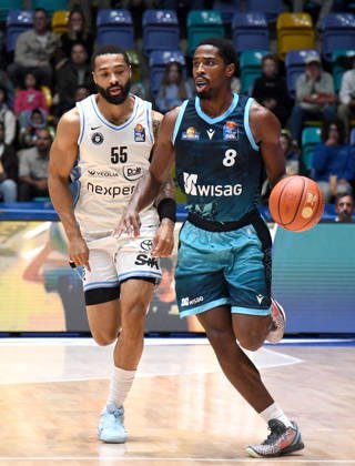 11.10.2026, xokbx, Basketball easyCredit BBL Bundesliga, Frankfurt Skyliners - Veolia Towers Hamburg v.l. William Christmas (Fraport Skyliners Frankfurt), David Muenkat (Veolia Towers Hamburg), Zweikampf, Duell, Sprint Frankfurt am Main
