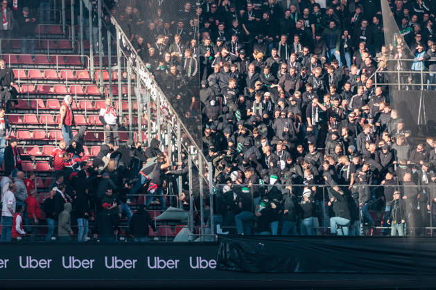 KOELN, GERMANY - OCTOBER 11: Fans of both Borussia Moenchengladbach and 1. FC Koeln going at each other through broken glass during the Bundesliga match between 1. FC Koeln vs. Borussia Moenchengladbach at Rheinenergie-Stadion on matchday 5 of the 1. Bundesliga on October 11, 2026 in Koeln, Germany. DFL REGULATIONS PROHIBIT ANY USE OF PHOTOGRAPHS AS IMAGE SEQUENCES AND OR QUASI-VIDEO. North Rhine Westphalia Germany Copyright: xSteffiexWunderlx