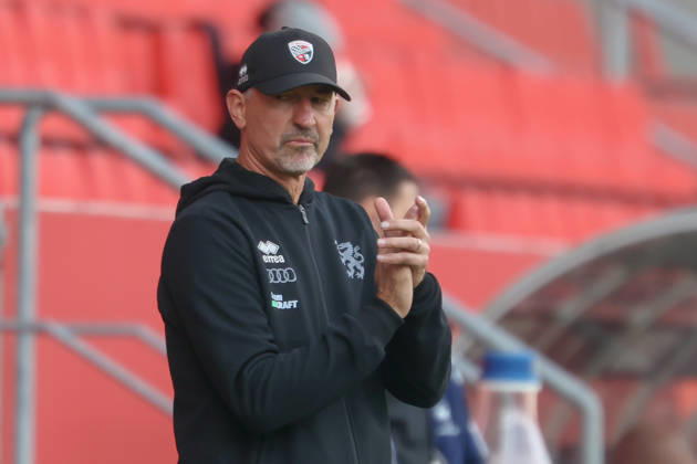 Ingolstadt, Deutschland 11. Oktober 2026: 3. Liga - 2026 2027 - 8. Spieltag - FC Ingolstadt 04 gegen SV Wehen Wiesbaden Im Bild: Trainer Achim Beierlorzer (FCI) gestikuliert auf dem Spielfeld. DFB DFL regulations prohibit any use of photographs as image sequences and or quasi-video Copyright: xFotostandx xSchäferx