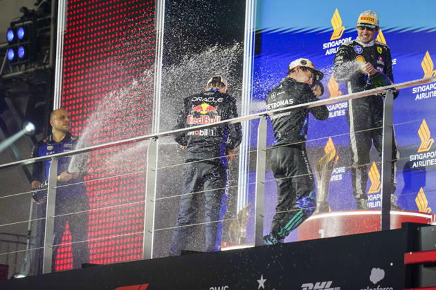 FORMULA 1 SINGAPORE AIRLINES SINGAPORE GRAND PRIX 2026 Max Verstappen (NED) 3 Red Bull Racing, Charles Leclerc (MON) 16 Ferrari, Kimi Antonelli (ITA) 12 Mercedes and Gianpiero Lambiase (Race Engineer of Max Verstappen) on the podium during the Formula 1 Singapore Airlines Singapore Grand Prix 2026, Round 17 of the 2026 Formula 1 World Championship, WM, Weltmeisterschaft from 9th - 11th October 2026 at the Marina Bay Street Circuit, Singapore. Credit: Robbie Hoad Every Second Media Editorial use only. All images are copyright Every Second Media Limited. No images may be reproduced without prior permission. Copyright: xIMAGO EveryxSecondxMediax ESM-2203-0644 RobbiexHoadx xEveryxSecondxMediax