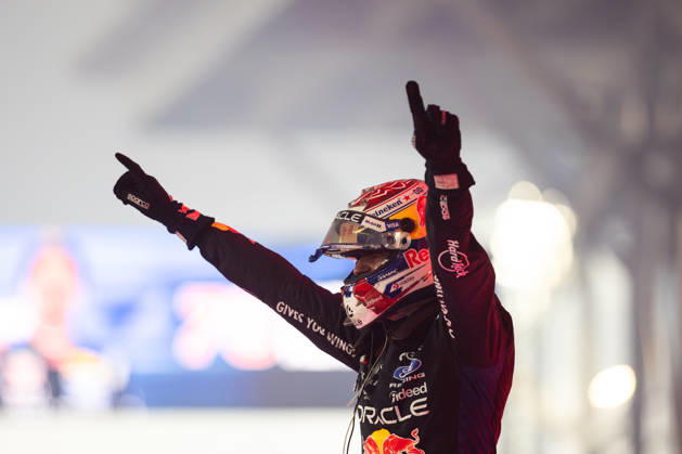 F1 - SINGAPORE GRAND PRIX 2026 VERSTAPPEN Max (nld), Red Bull Racing RB22, portrait, parc fermÃ celebration during the 2026 Formula 1 Singapore Grand Prix, 17th round of the 2026 Formula One World Championship, WM, Weltmeisterschaft from October 9 to 11, 2026 on the Marina Bay Street Circuit, in Singapore, Singapore - SingaporeSingapore  Copyright: xAndrÃ xFerreirax