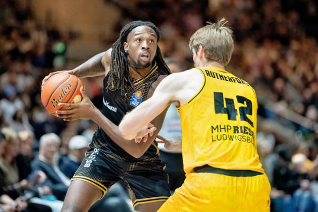 Tajh Green (Nr. 55 Basketball Loewen Braunschweig) gegen Tommy Rutherford (Nr. 42 MHP Riesen Ludwigsburg) GER, Basketball Loewen Braunschweig gegen MHP Riesen Ludwigsburg, Basketball, easyCredit BBL, Woche 3, Spielzeit 2026 27, 11.10.2026 GER, Basketball Loewen Braunschweig gegen MHP Riesen Ludwigsburg, Basketball, easyCredit BBL, Woche 3, Spielzeit 2026 27, 11.10.2026 Braunschweig Copyright: xEibner-Pressefoto DanielxREINELTx EP_DRT