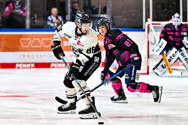 Tyler Morley (Grizzlys Wolfsburg, 86) Mac Hollowell (Iserlohn Roosters, 81), GER, Iserlohn Roosters vs. Grizzlys Wolfsburg, Eishockey, Penny-DEL, 08. Spieltag, Spielzeit 2026 2027, 11.10.2026, GER, Iserlohn Roosters vs. Grizzlys Wolfsburg, Eishockey, Penny-DEL, 08. Spieltag, Spielzeit 2026 2027, 11.10.2026 Iserlohn Copyright: xJonasxBrockmann Eibner-Pressefotox EP_JBN