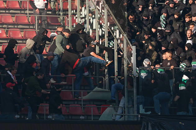 11.10.2026, xydrx, Herren, Fußball, 1.Bundesliga, 1.FC Köln - Borussia Mönchengladbach, Saison 2026 2027, RheinEnergieSTADION: Ausschreitungen zwischen Fans des 1.FC Köln und Borussia Moenchengladbach DFB regulations prohibit any use of photographs as image sequences and or quasi-video. Copyright: HMBxMedia YannisxDreimann