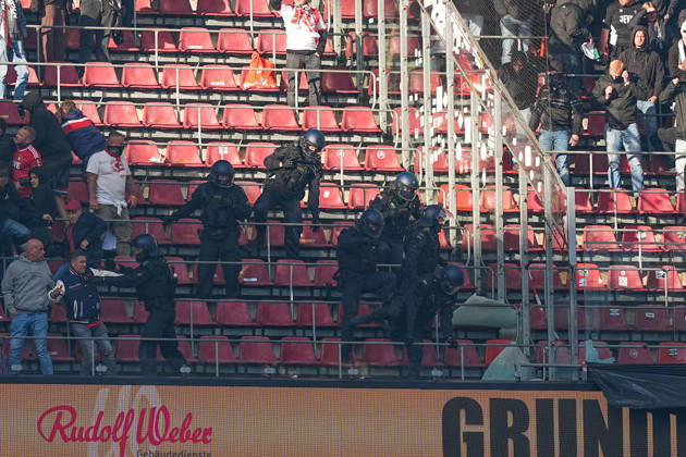 11.10.2026, xydrx, Herren, Fußball, 1.Bundesliga, 1.FC Köln - Borussia Mönchengladbach, Saison 2026 2027, RheinEnergieSTADION: Die Polizei muss einschreiten und beide Fanlager trennen DFB regulations prohibit any use of photographs as image sequences and or quasi-video. Copyright: HMBxMedia YannisxDreimann