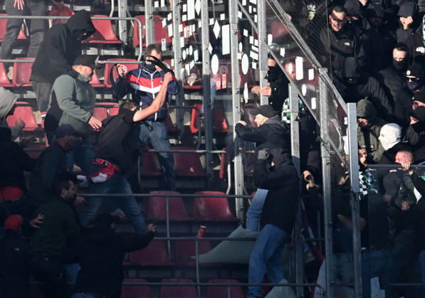 11.10.2026, xophax, Fussball 1.Bundesliga, 1.FC Koeln - Borussia Mönchengladbach . Ultras und Hooligans vom 1.FC Köln , links und Mönchengladbach gehen in der Nordkurve aufeinander los. Koeln