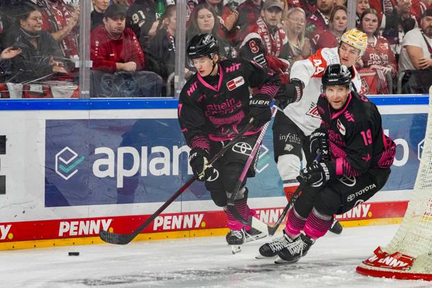 Eishockey Penny-DEL 8.Spieltag Kölner Haie - Nürnberg Ice Tigers am 11.10.2026 in der Lanxess Arena in Köln Carlos Händel ( Köln ), links - Josef Eham ( Nürnberg ), mitte - Frederik Storm ( Köln ), rechts Gemäß den Vorgaben der DEL Deutsche Eishockey Liga ist die Publikation und Weiterverwertung der Aufnahmen in elektronischen Medien und Endgeräten aller Art während des laufenden Spiels nicht zulässig.