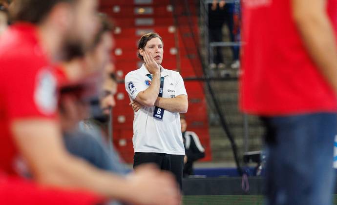 11.10.2026 - Handball - 1. Bundesliga OPEL HBL - Saison 2026 2027 - 08. Spieltag: HC Erlangen Metropolregion Nürnberg HCE - MT Melsungen - DaMa - xdaxmax - Johannes Sellin ( Trainer HC Erlangen HCE ) nachdenklich