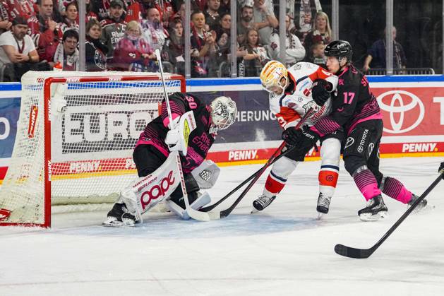Eishockey Penny-DEL 8.Spieltag Kölner Haie - Nürnberg Ice Tigers am 11.10.2026 in der Lanxess Arena in Köln Janne Juvonen ( Köln ), links - Greg Meireles ( Nürnberg ), mitte - Jan Luca Sennhenn ( Köln ), rechts Gemäß den Vorgaben der DEL Deutsche Eishockey Liga ist die Publikation und Weiterverwertung der Aufnahmen in elektronischen Medien und Endgeräten aller Art während des laufenden Spiels nicht zulässig.