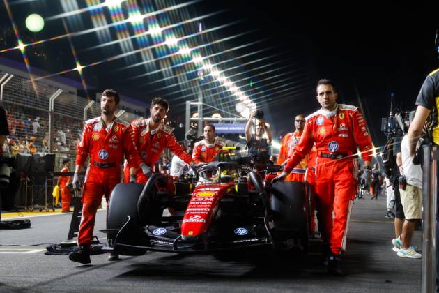 44 HAMILTON Lewis (gbr), Scuderia Ferrari SF-26, action Singapore 2026 Singapore 2026 81 PIASTRI Oscar (aus), McLaren F1 Team MCL40, action 01 NORRIS Lando (gbr), McLaren F1 Team MCL40, action Singapore 2026 Singapore