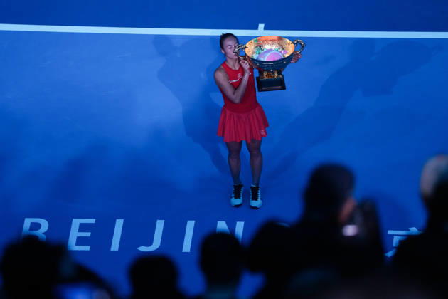 (261011) -- BEIJING, Oct. 11, 2026 -- Zheng Qinwen poses with the trophy during the awarding ceremony after the women s singles final between Zheng Qinwen of China and Mirra Andreeva of Russia at 2026 China Open tennis tournament in Beijing, China, Oct. 11, 2026. ) (SP)CHINA-BEIJING-TENNIS-CHINA OPEN-WOMEN S SINGLES-FINAL (CN) JuxHuanzong