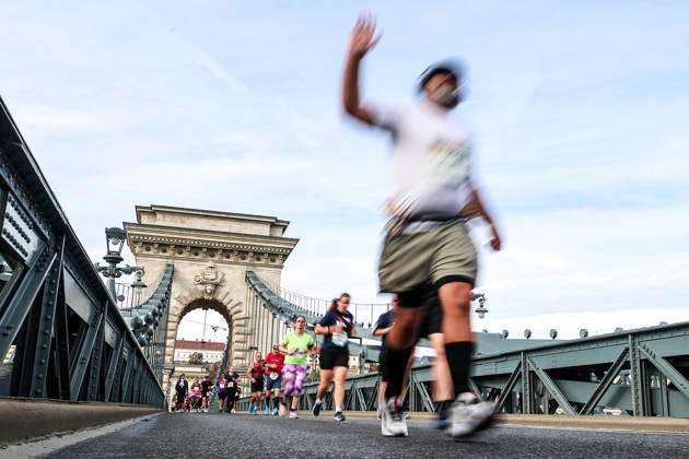 (261011) -- BUDAPEST, Oct. 11, 2026 -- Runners run through the Chain Bridge during the 41st SPAR Budapest Marathon in Budapest, Hungary, Oct. 11, 2026. (Photo by Xinhua) (SP)HUNGARY-BUDAPEST-BUDAPEST MARATHON DavidxBalogh 