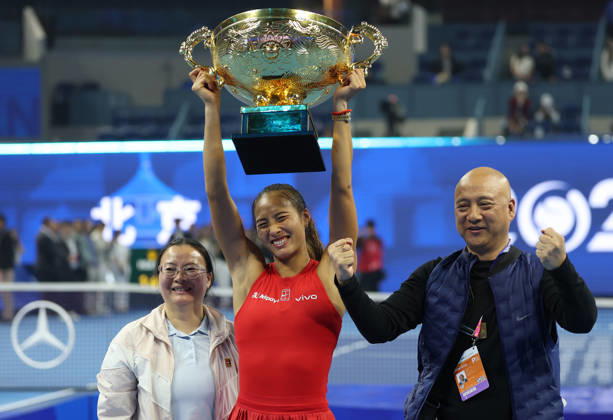 (261011) -- BEIJING, Oct. 11, 2026 -- Zheng Qinwen (C) poses with the trophy during the awarding ceremony after the women s singles final between Zheng Qinwen of China and Mirra Andreeva of Russia at 2026 China Open tennis tournament in Beijing, China, Oct. 11, 2026. ) (SP)CHINA-BEIJING-TENNIS-CHINA OPEN-WOMEN S SINGLES-FINAL (CN) ZhangxChenlin 