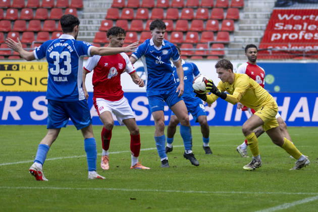 Regionalliga Nordost -Saison 26 27 Hallescher FC vs.RSV Eintracht 1949 e.V. Halle, Deutschland 11.Oktober 2026: Im Bild:v.li.Aleksandar Bilbija (RSV), Soufian Benyamina (Halle), Kajetan Herrmann (RSV) und Torhueter Linus Löffler Loeffler (RSV) Halle Saale Leuna Chemie Stadion Sachsen-Anhalt Deutschland