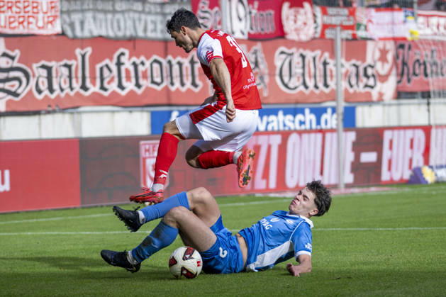 Regionalliga Nordost -Saison 26 27 Hallescher FC vs.RSV Eintracht 1949 e.V. Halle, Deutschland 11.Oktober 2026: Im Bild:v.li.Niklas Landgraf (Halle) und Kajetan Herrmann (RSV) Halle Saale Leuna Chemie Stadion Sachsen-Anhalt Deutschland