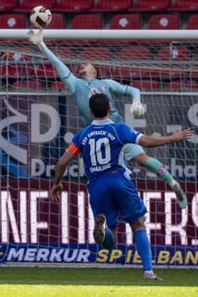 Regionalliga Nordost -Saison 26 27 Hallescher FC vs.RSV Eintracht 1949 e.V. Halle, Deutschland 11.Oktober 2026: Im Bild:v.li.Ernes Smailovic (RSV) und Torhueter Luca Bendel (Halle) Halle Saale Leuna Chemie Stadion Sachsen-Anhalt Deutschland