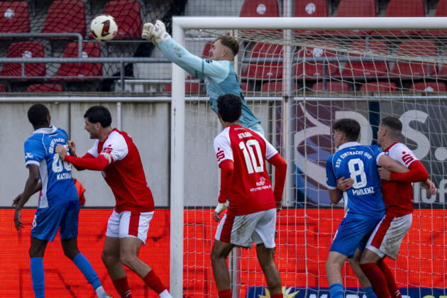 Regionalliga Nordost -Saison 26 27 Hallescher FC vs.RSV Eintracht 1949 e.V. Halle, Deutschland 11.Oktober 2026: Im Bild:v.li.Ali Kasola (RSV), Burim Halili (Halle),Torhueter Luca Bendel (Halle),Osman Atilgan (Halle), Luis Pohlenz (RSV) und Marius Hauptmann (Halle) Halle Saale Leuna Chemie Stadion Sachsen-Anhalt Deutschland