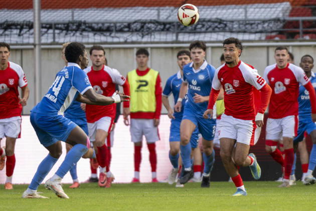 Regionalliga Nordost -Saison 26 27 Hallescher FC vs.RSV Eintracht 1949 e.V. Halle, Deutschland 11.Oktober 2026: Im Bild:v.li.Eliakim Kukanda (RSV) und Osman Atilgan (Halle) Halle Saale Leuna Chemie Stadion Sachsen-Anhalt Deutschland