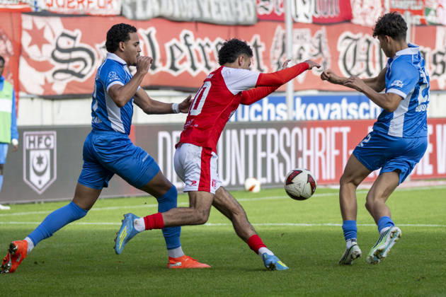 Regionalliga Nordost -Saison 26 27 Hallescher FC vs.RSV Eintracht 1949 e.V. Halle, Deutschland 11.Oktober 2026: Im Bild:v.li.Caua (RSV) Osman Atilgan (Halle) und Yassin Boulehris (RSV) Halle Saale Leuna Chemie Stadion Sachsen-Anhalt Deutschland