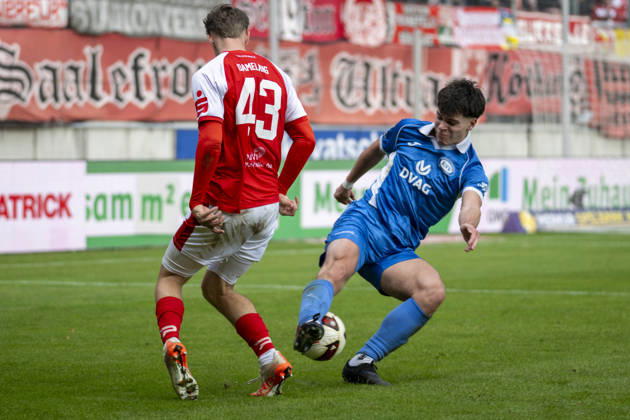 Regionalliga Nordost -Saison 26 27 Hallescher FC vs.RSV Eintracht 1949 e.V. Halle, Deutschland 11.Oktober 2026: Im Bild:v.li.Juien Dammelang (Halle) und Kajetan Herrmann (RSV) Halle Saale Leuna Chemie Stadion Sachsen-Anhalt Deutschland