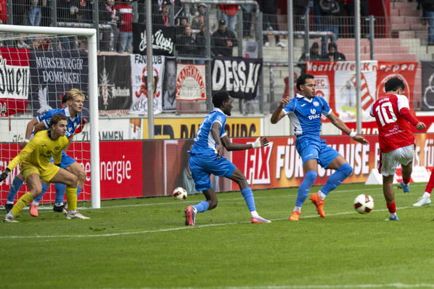 Regionalliga Nordost -Saison 26 27 Hallescher FC vs.RSV Eintracht 1949 e.V. Halle, Deutschland 11.Oktober 2026: Im Bild:v.li.Torhueter Linus Löffler Loeffler (RSV), Jules Hasenberg (RSV), Joshua Uwakhonye (RSV), Caua (RSV) und Osman Atilgan (Halle) Halle Saale Leuna Chemie Stadion Sachsen-Anhalt Deutschland