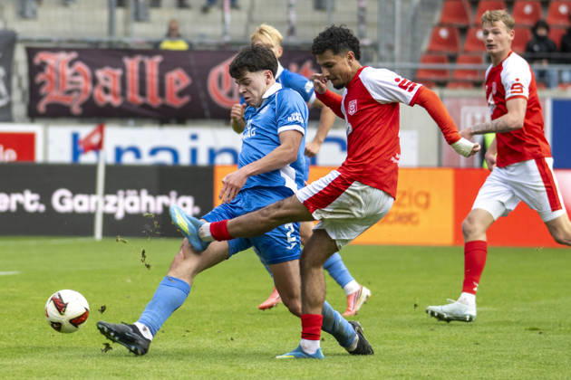 Regionalliga Nordost -Saison 26 27 Hallescher FC vs.RSV Eintracht 1949 e.V. Halle, Deutschland 11.Oktober 2026: Im Bild:v. li. im Zweikampf Kajetan Herrmann (RSV) und Osman Atilgan (Halle) Halle Saale Leuna Chemie Stadion Sachsen-Anhalt Deutschland